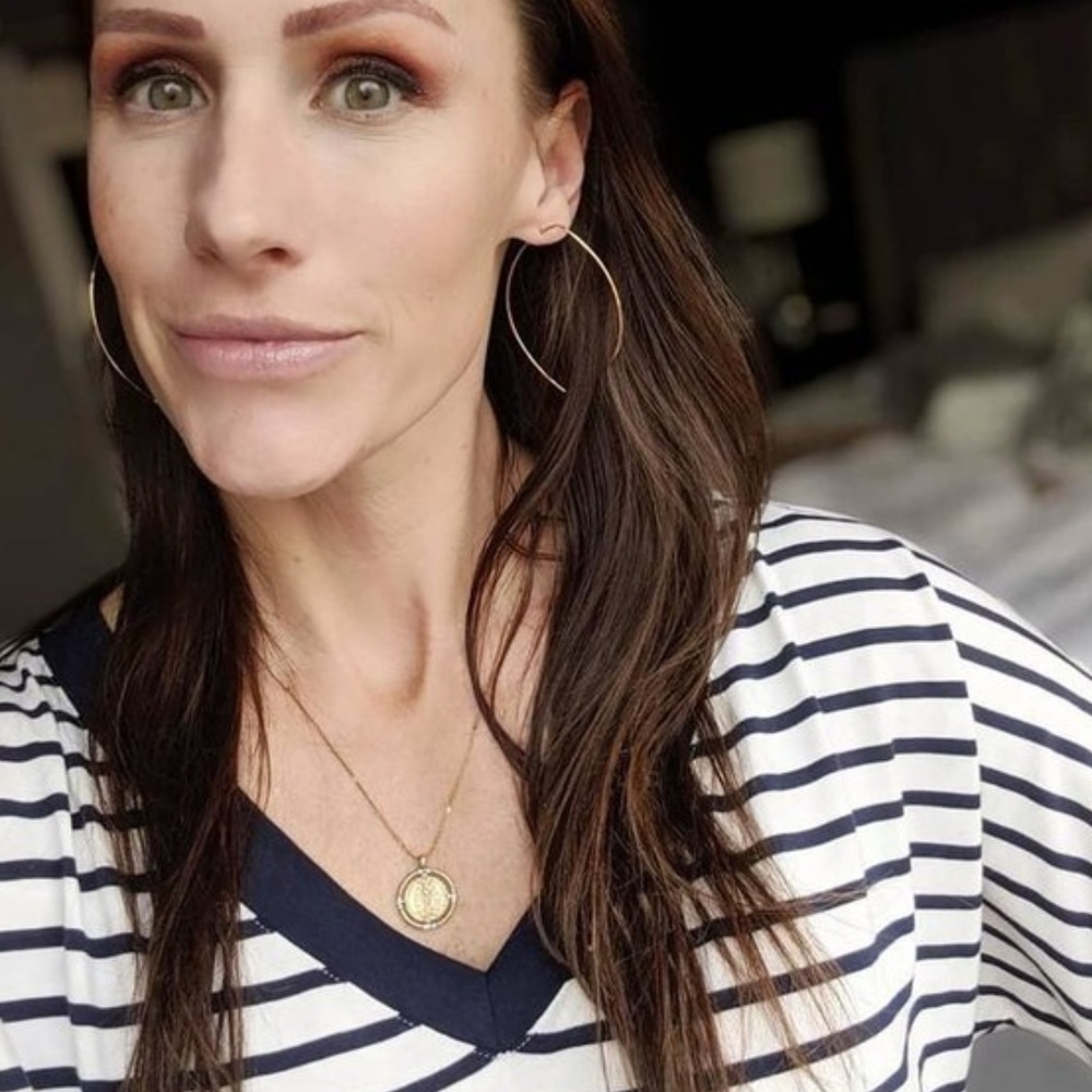 :: Stella & Dot [GOLD] Hammered Wire Large Hoops - Picture 7 of 8